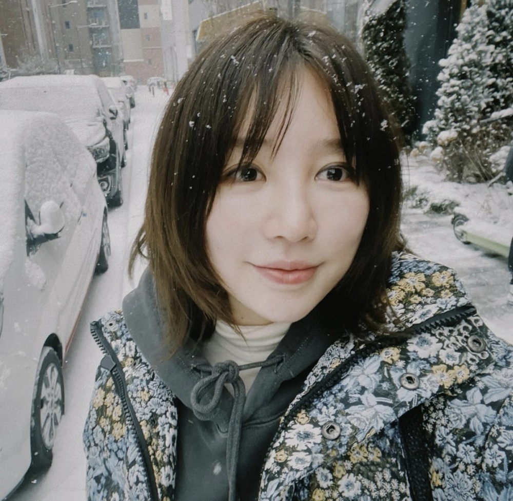 尹恩惠面对飘雪露出少女般笑容，美貌融化冰雪，让人心生暖意