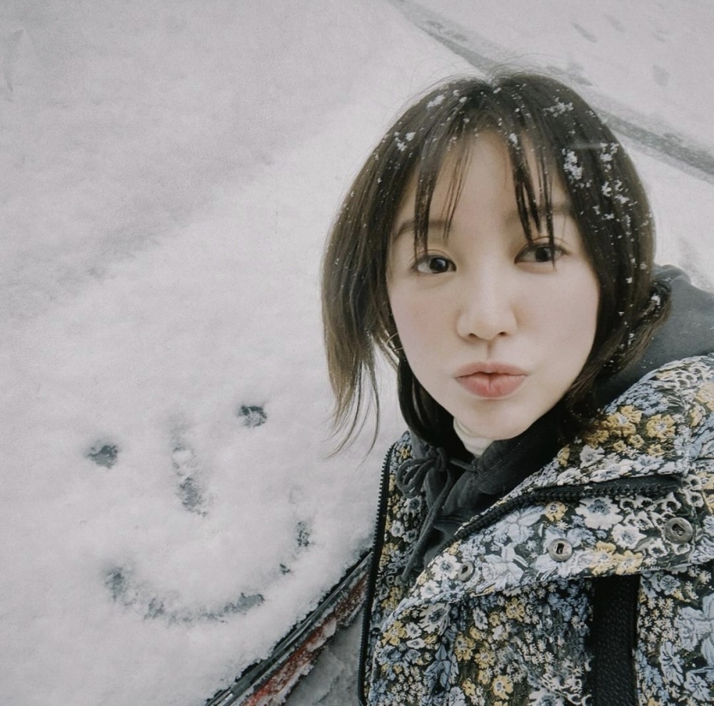 尹恩惠面对飘雪露出少女般笑容，美貌融化冰雪，让人心生暖意