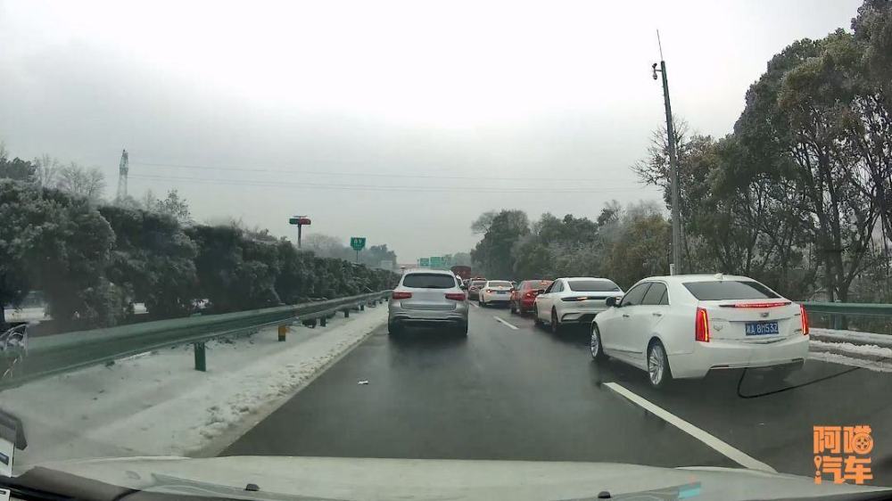 电车高速堵车就是垃圾？看腾势N7雨雪天开一晚空调， 要用多少电