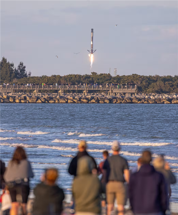 SpaceX四枚火箭同时矗立发射场：星舰合体 准备第三飞