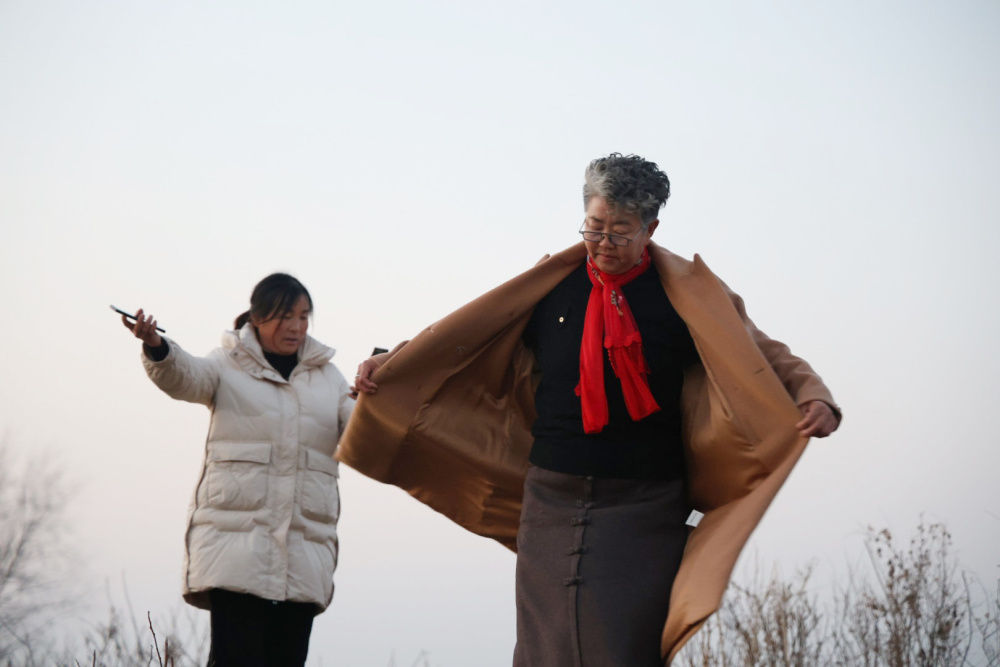 活在短视频里的农村留守妇女，脱离苦闷像无拘无束的孩子｜新春走基层·我看见