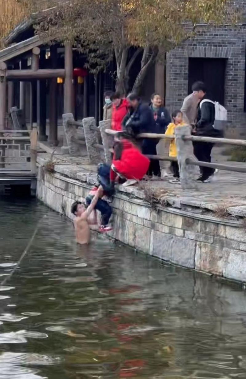 大年初六遇到孩子落水山东小伙景区救人 男童妈妈岸边跪地致谢