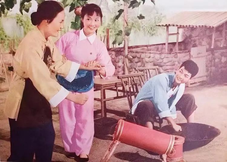 李谷一：40年前她带《难忘今宵》风靡全国，如今缺席春晚她去哪了