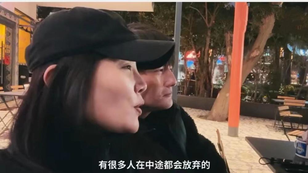 徐冬冬和49岁尹子维订婚，百万钻戒抢镜，曾被质疑“合约情侣”