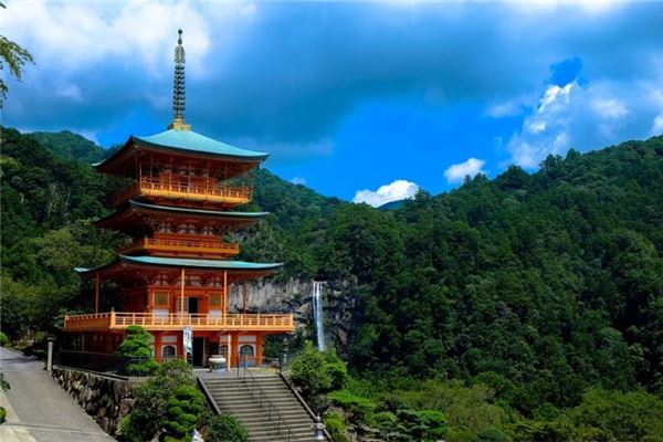 梦见寺院：女子见寺院，夫家不利