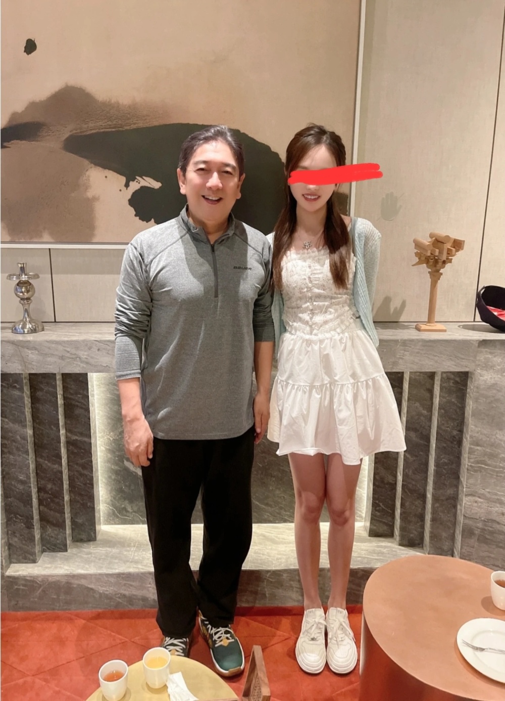 水均益退休后现身加拿大，和富婆合影笑容满面，身材发福引热议