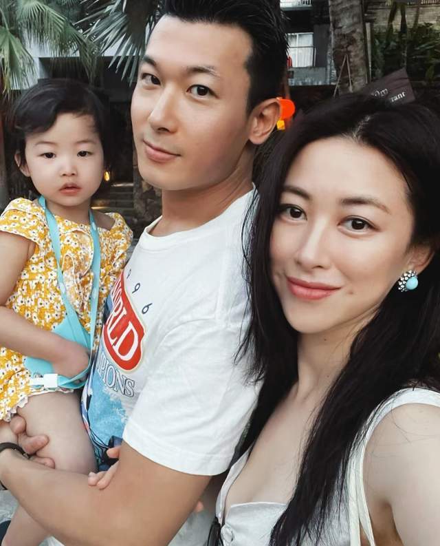 朱珠分享海边全家福，穿泳衣大秀好身材，2岁女儿未继承妈妈美貌