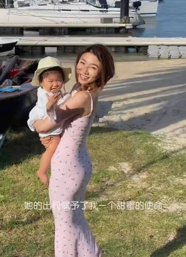 程晓玥用力拍打肚子否认怀二胎，自信晒“妈妈肚”称：完全不介意