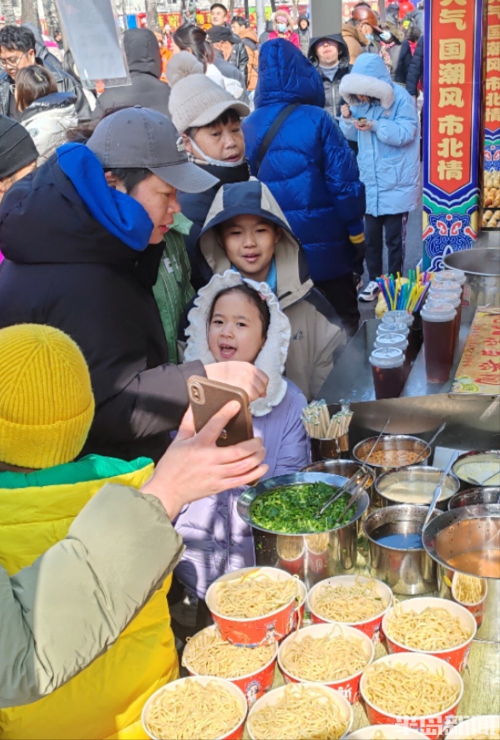 萌娃逛会，满眼美味