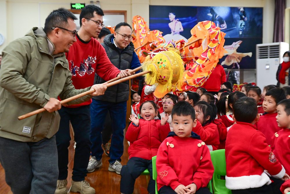 宁可请假半天，也要带孩子体验中国传统元宵