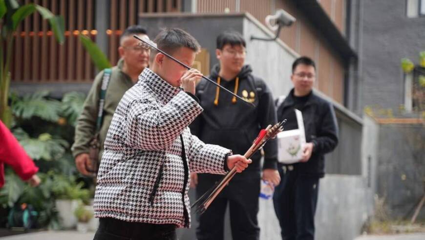 元宵节成都熊猫基地洋溢着喜庆，桐妹儿带你赏花花，感受团圆的喜悦。