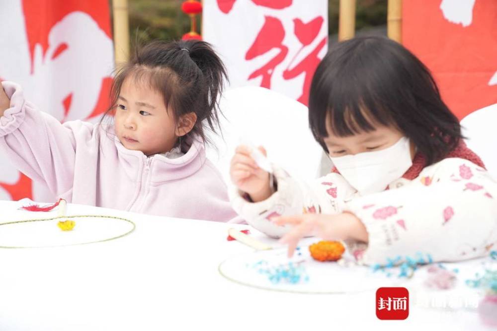 成都熊猫基地元宵节氛围拉满 “桐妹儿”带你看“花花”送团圆