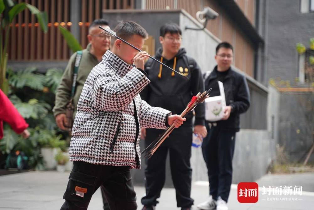 成都熊猫基地元宵节氛围拉满 “桐妹儿”带你看“花花”送团圆