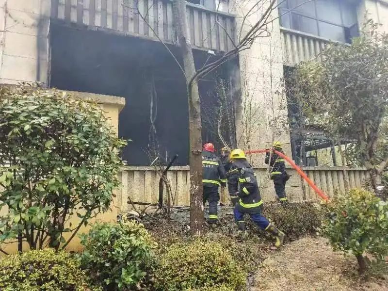 “玩火”又闯大祸，湖南两名孩子烧毁售楼中心