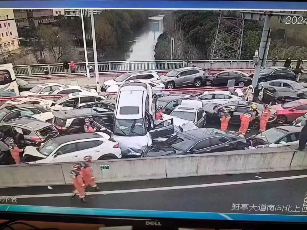 只有开“龟速车”才安全？冻雨路面结冰百车相撞，撞车后一定要这么做！