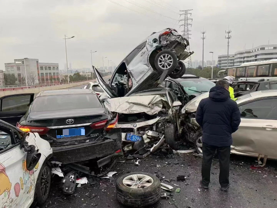 只有开“龟速车”才安全？冻雨路面结冰百车相撞，撞车后一定要这么做！