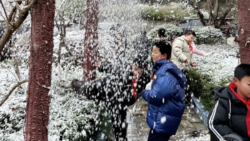 雪中乐翻天，课改朝会尽情耍！小学孩子们欢畅淋漓。