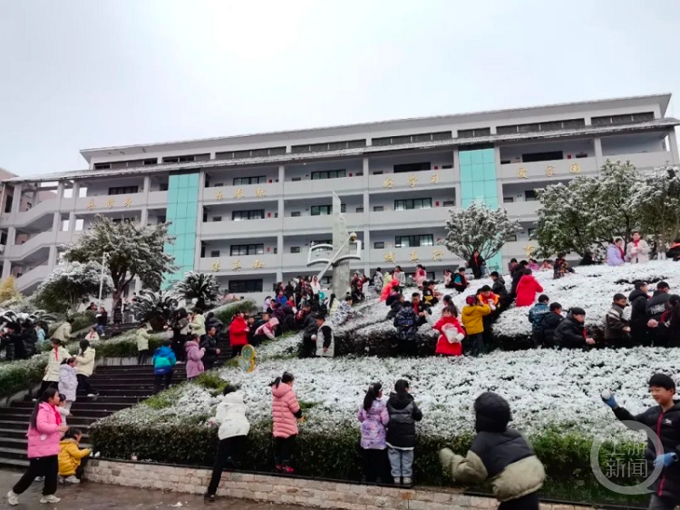 朝会课改耍雪去！这所小学的孩子们玩嗨了