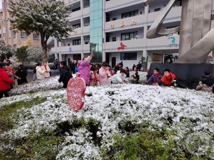 朝会课改耍雪去！这所小学的孩子们玩嗨了