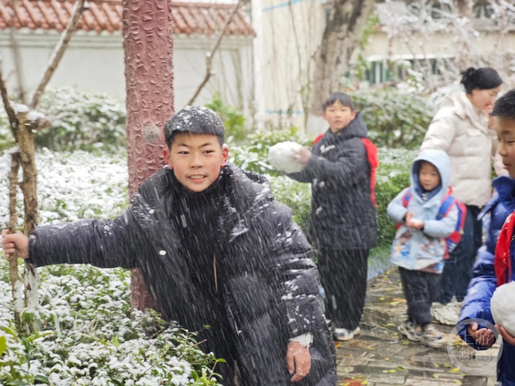 朝会课改耍雪去！这所小学的孩子们玩嗨了