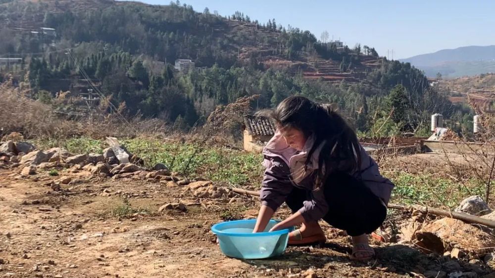 妈妈离世爸爸外出打工，两孩子跟着姑妈生活，女孩：恩情无法报答