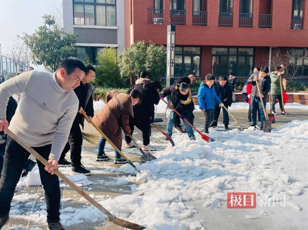 为让孩子们放心上学，一千多名家长志愿者开启“破冰行动”