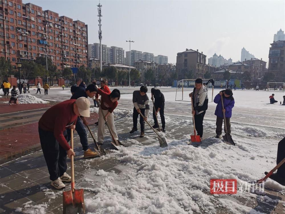 为让孩子们放心上学，一千多名家长志愿者开启“破冰行动”