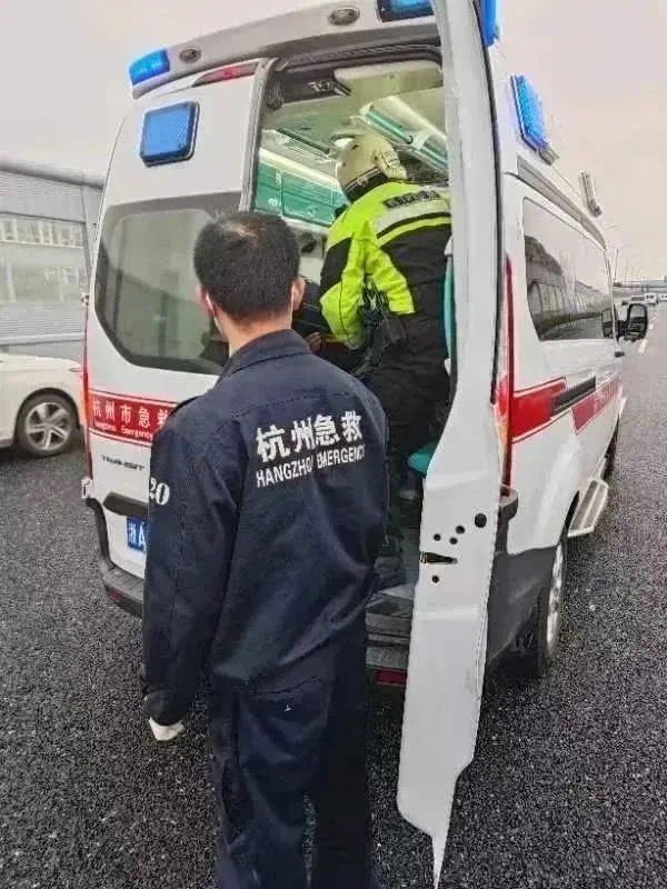 阻拦宾利车主伤人被警方授予奖章 当事男子：如不阻拦导致伤者受到二次伤害 我会自责