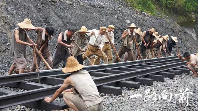 今晚央8首播，《一路向前》接力《南来北往》，李健、练练主演