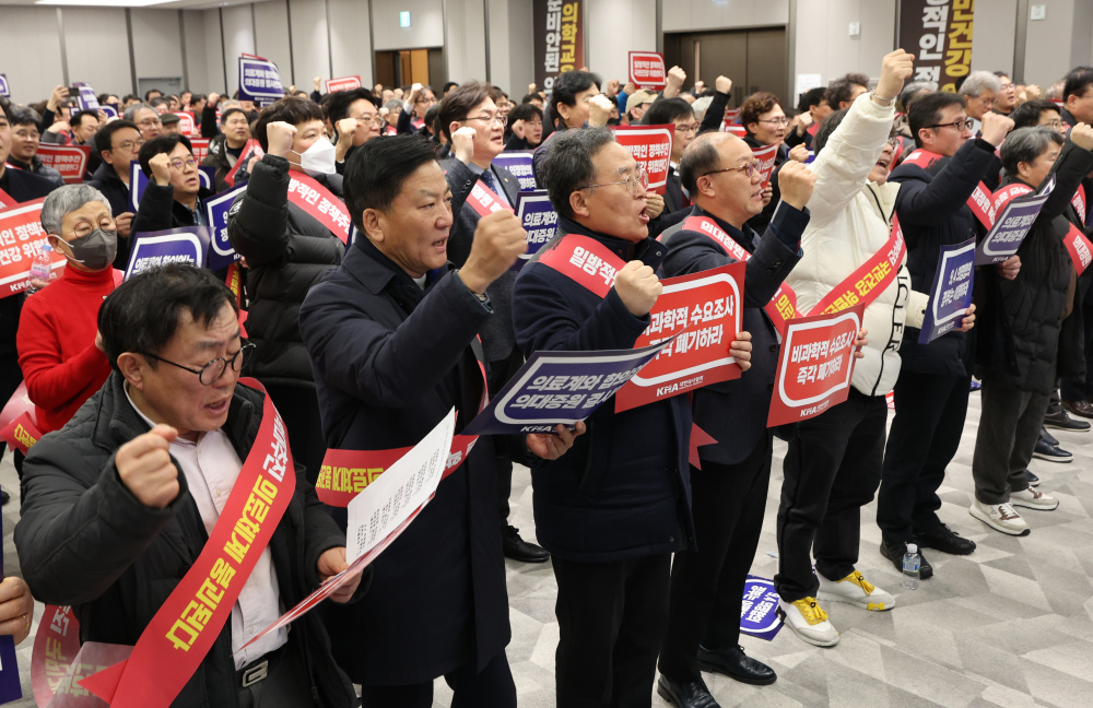 超万实习和住院医生请辞，逾9000人已离岗！首都圈多家大医院手术和诊疗量减半，韩国政府放“狠话”