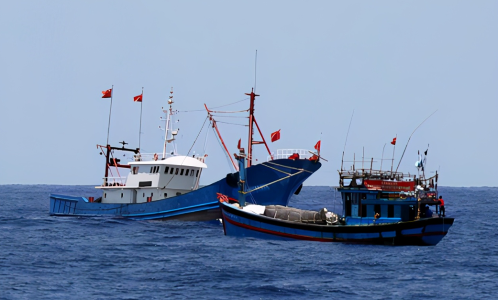 美国海警登上中国渔船，当场就要执法，遗憾发现：船上没任何问题