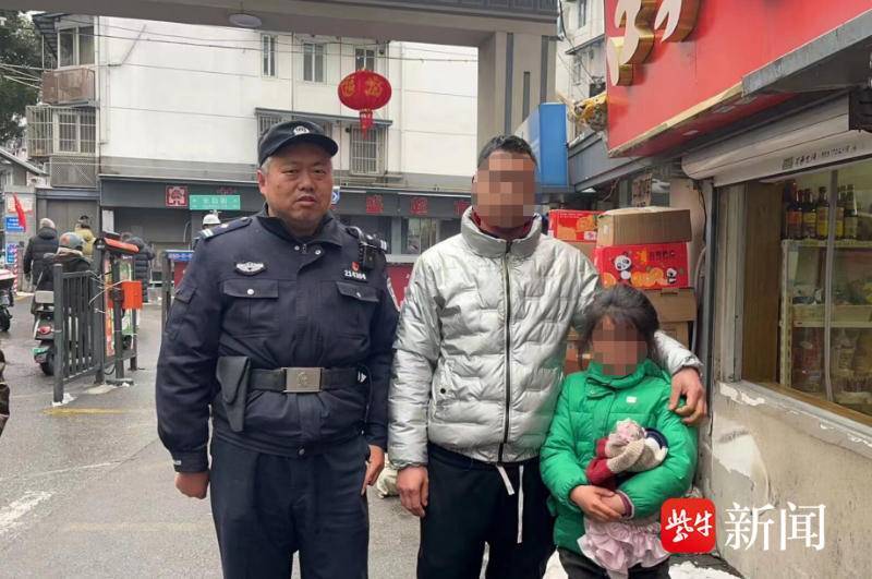 女娃迟迟未回家急坏家长，被民警找到时还在看动画片