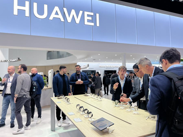 MWC24现场直击丨这6家大厂靠AI大模型站上“C”位