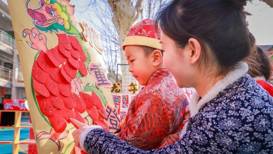 新学期来临，看孩子们兴高采烈翻开新篇章！