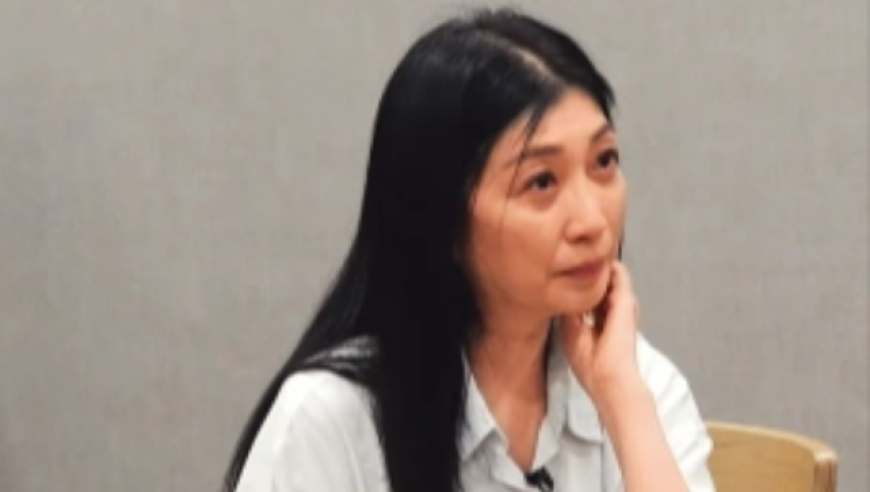 黄嘉千首次受访，泪诉家暴实情。女儿在暴力中受苦，勇敢逃离父亲身边。