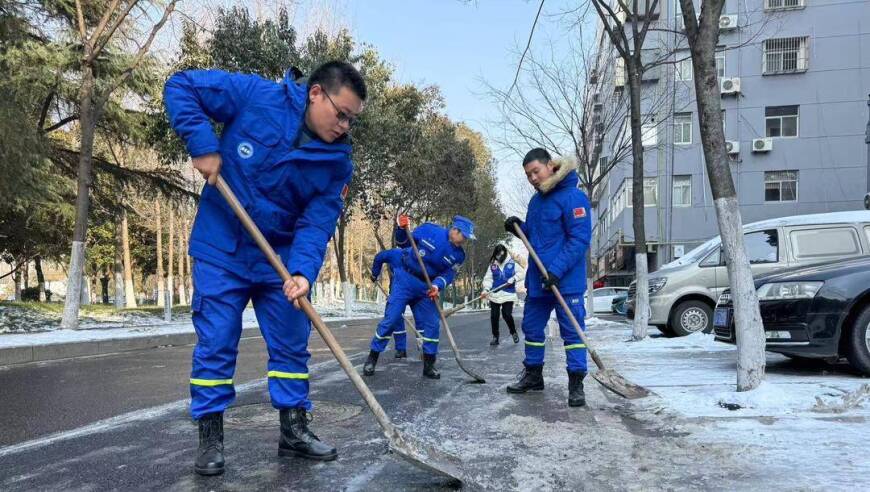 雪连降，路难行，阜宁公益队保娃安全上学。