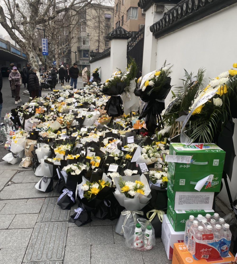 直击宗庆后追思会：娃哈哈门口鲜花成山，民众冒雨深情送别