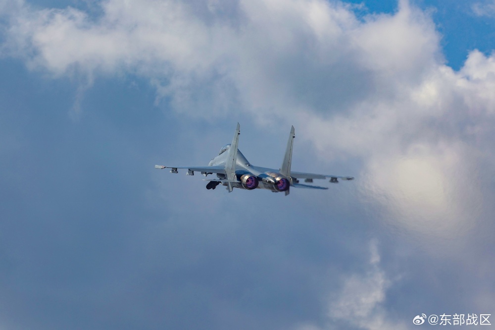 直击！东部战区空军某部展开对抗空战训练