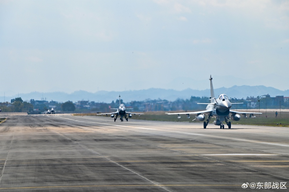 直击！东部战区空军某部展开对抗空战训练