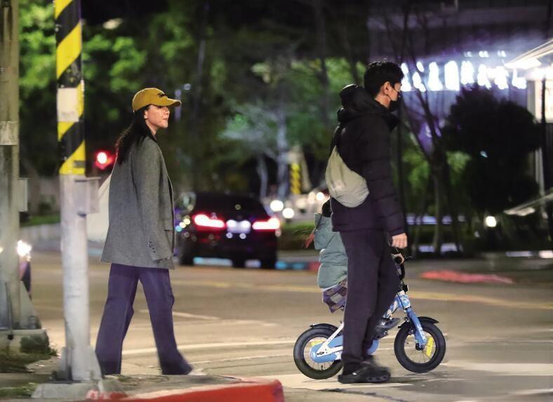 高圆圆夫妇教爱女骑单车，5岁Rhea高清正脸曝光，与赵又廷似饼印