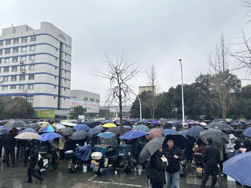 他们在雨中送别宗庆后，也是在送别一个时代