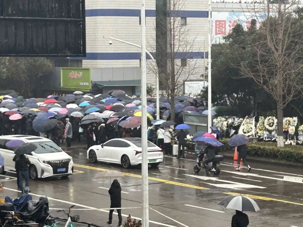 他们在雨中送别宗庆后，也是在送别一个时代