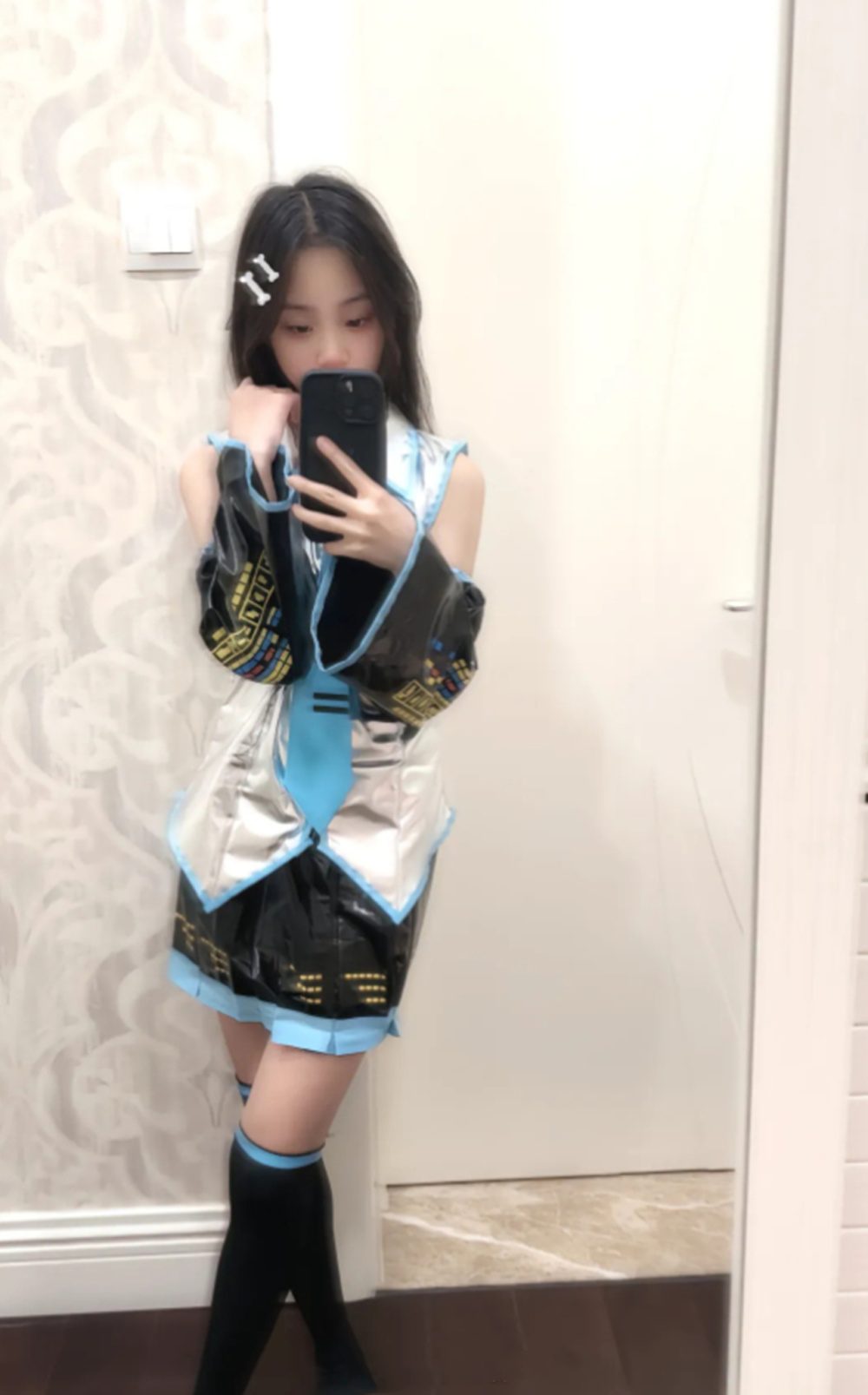 李小璐女儿cos初音未来，配文“不会戴假发”，结果却被骂惨了