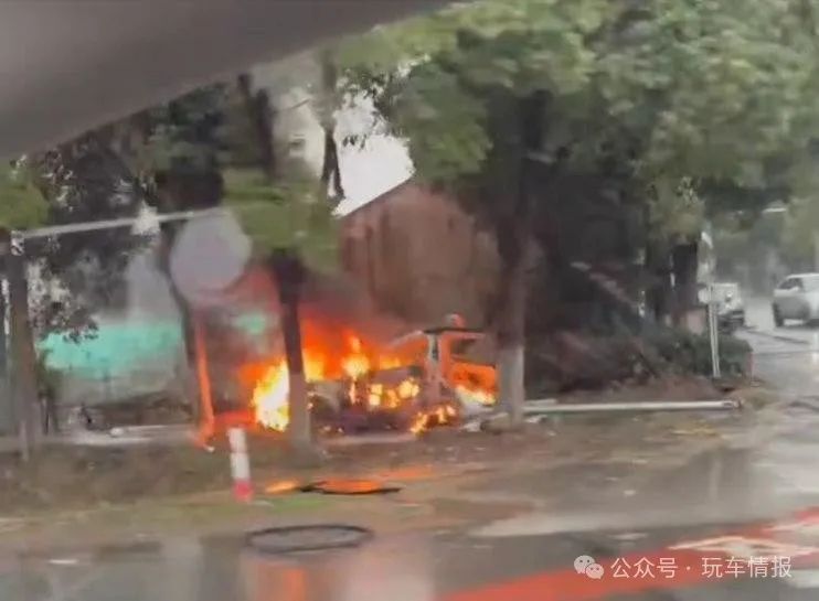 苏州一小鹏P7雨天超速失控，空中起火爆炸，车主当场死亡！