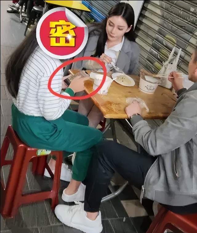 汪小菲携女友以及小玥儿，现身吃路边摊，未受舆论风波的影响