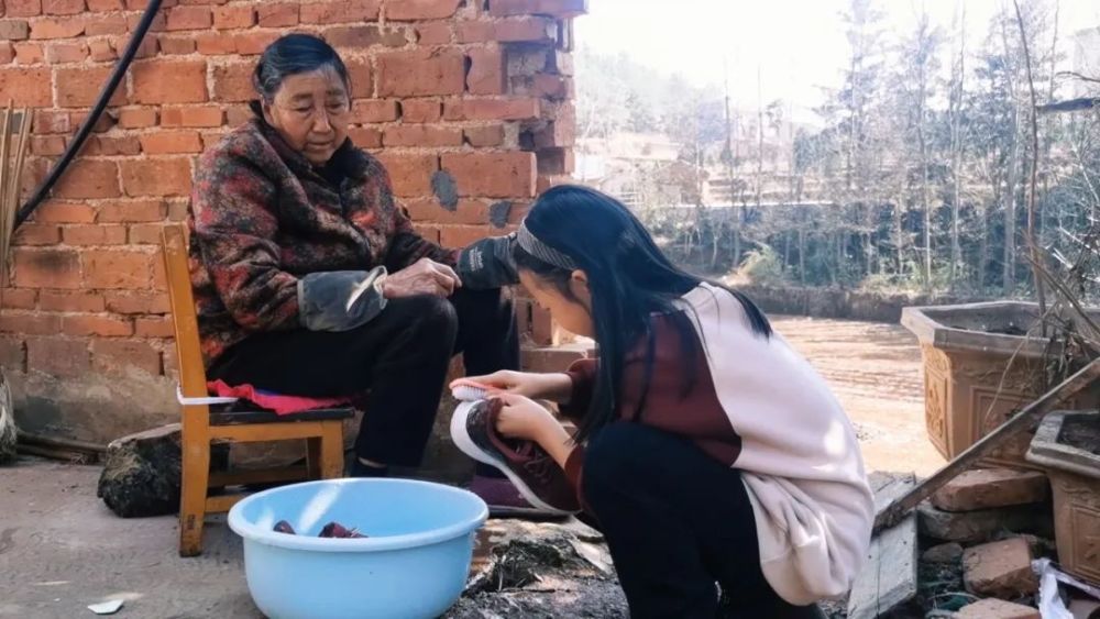 泪目！爸爸患重病，11岁女孩扛起家庭重担：不能再让爸妈操心