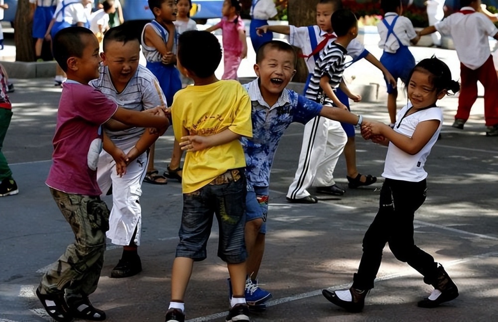 小学男孩子，为了课间多玩会儿，尿尿都是用跑的