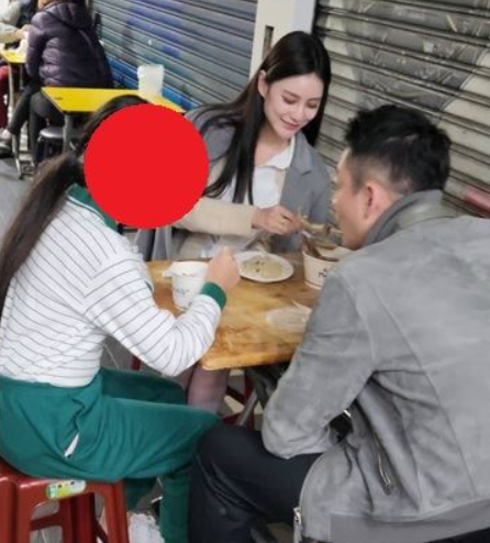 汪小菲无惧谣言，大赞女友会照顾人，带女儿吃路边摊画面温馨