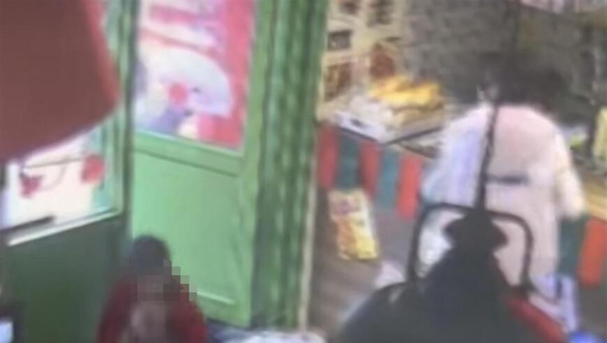 小孩不慎打破店内贵重摆件，家长带着孩子离开。商店已经报警处理。