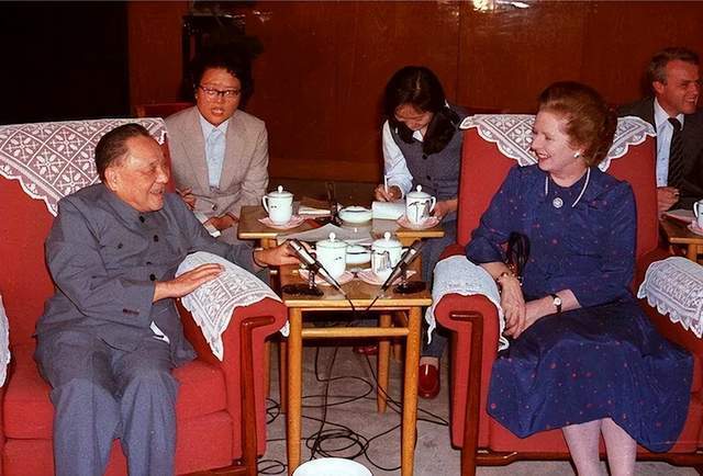 1984年，邓小平叫住准备退场的记者：你们回来，给我辟个谣